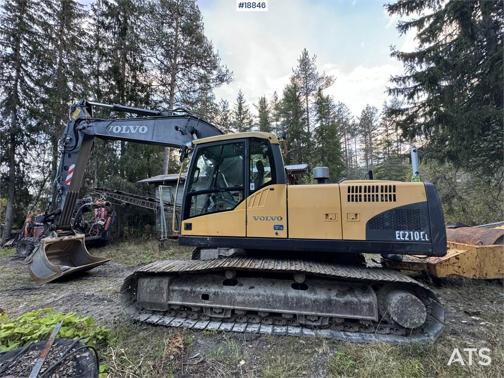 Volvo EC210CL Tracked excavator w/ tilt and 2 buckets WA