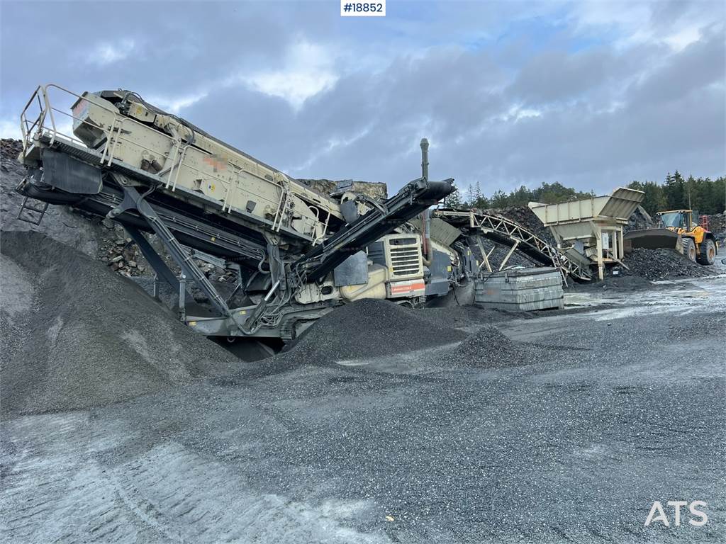 Metso Lokotrack LT220D crusher w/ screen, box and belt