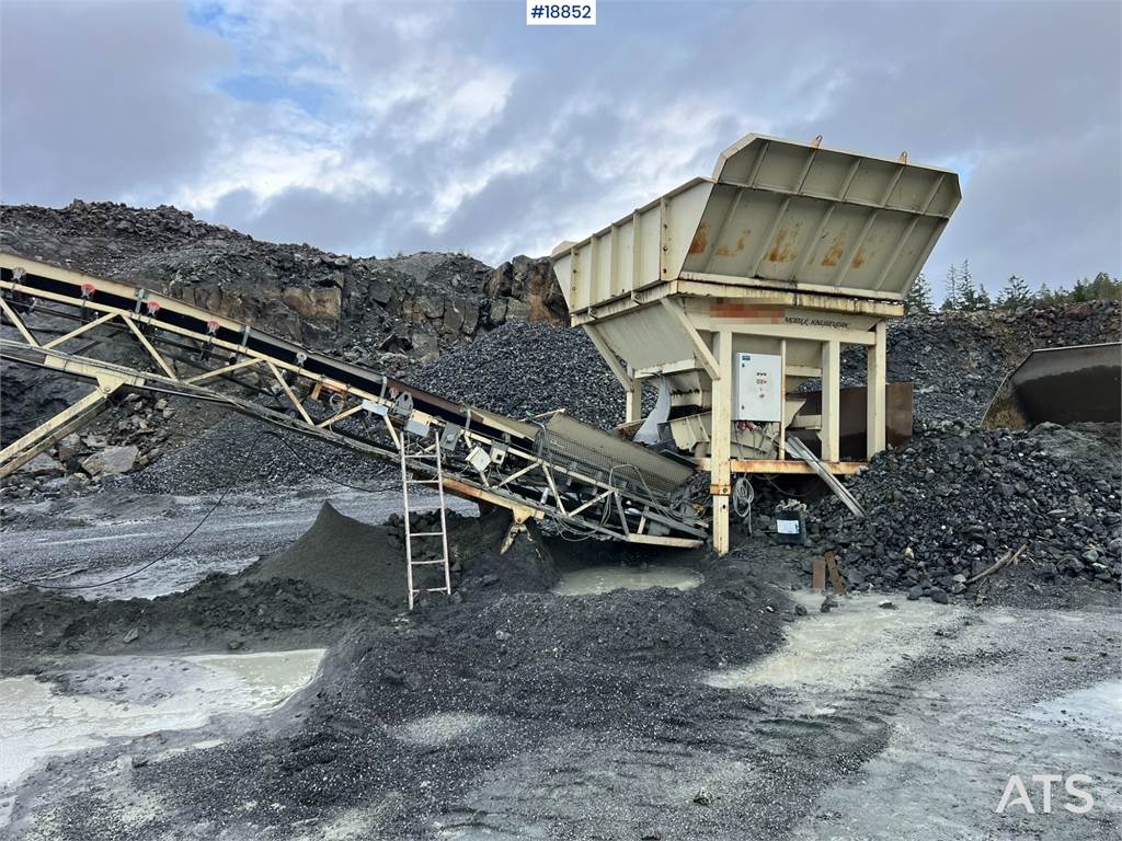 Metso Lokotrack LT220D crusher w/ screen, box and belt