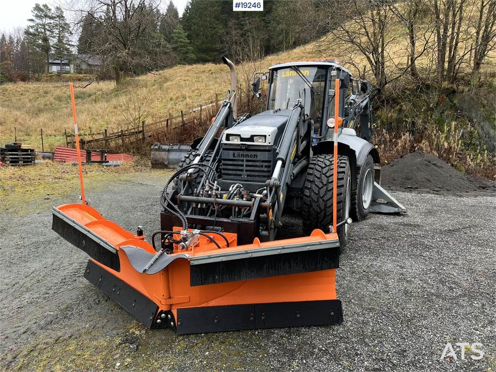 Lännen 8600i Backhoe w/ Rototilt, Bucket, Pinch, sanding