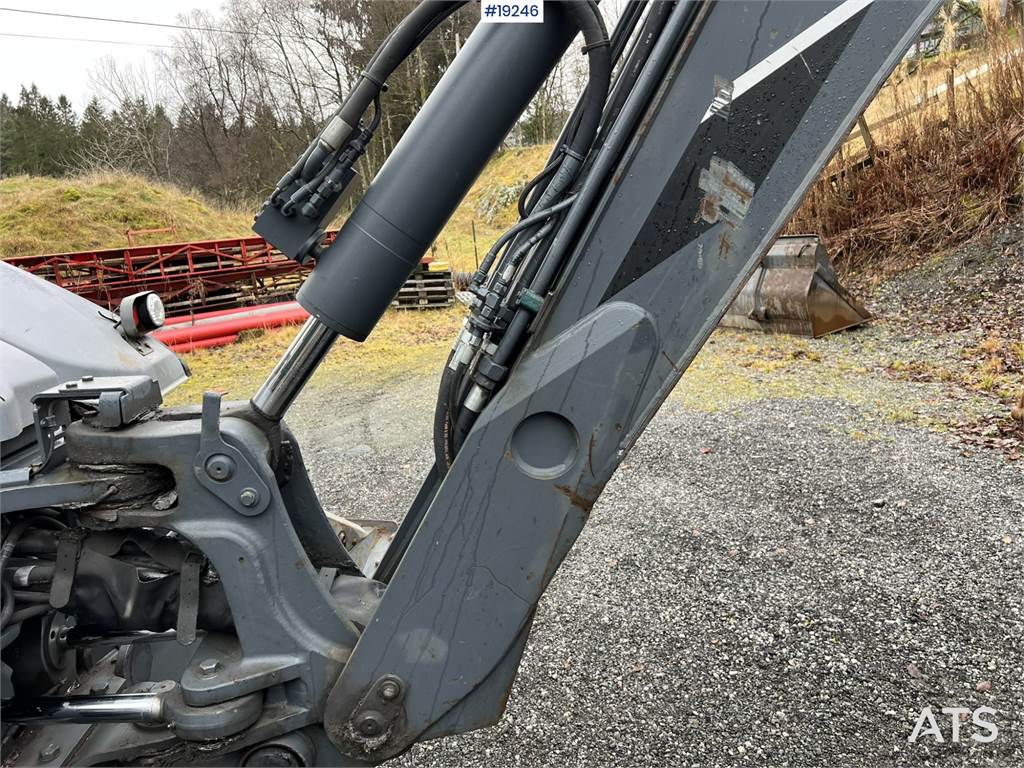 Lännen 8600i Backhoe w/ Rototilt, Bucket, Pinch, sanding