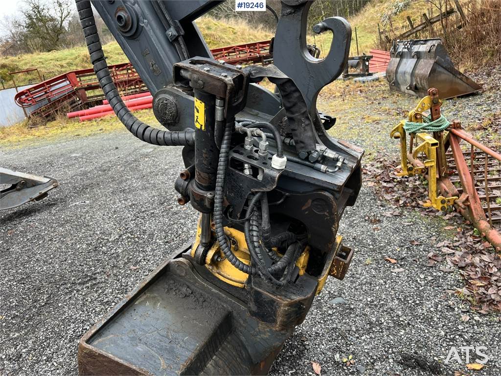 Lännen 8600i Backhoe w/ Rototilt, Bucket, Pinch, sanding