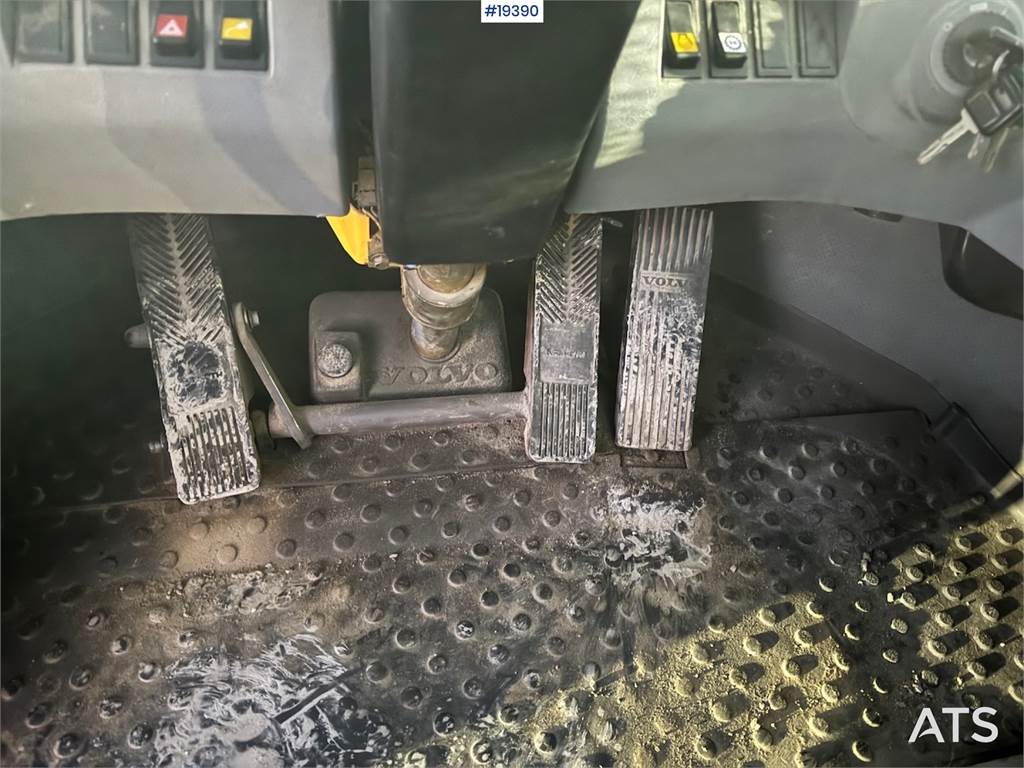 Volvo L220E Wheel Loader w/ Bucket, Scale and Printer.