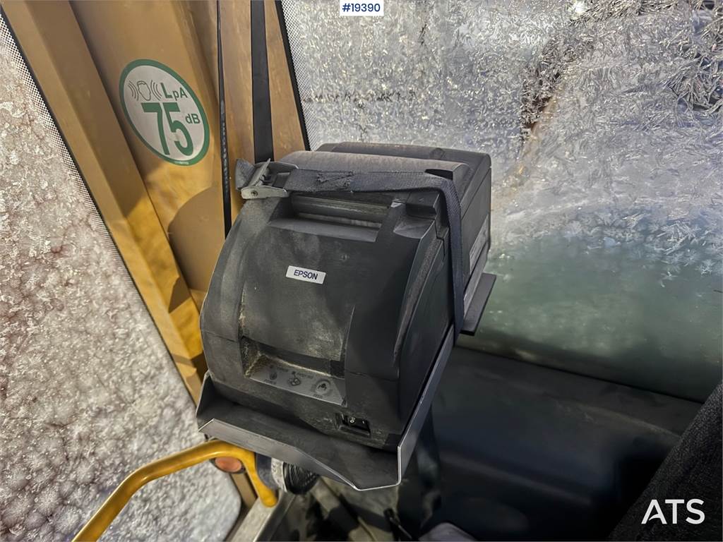 Volvo L220E Wheel Loader w/ Bucket, Scale and Printer.