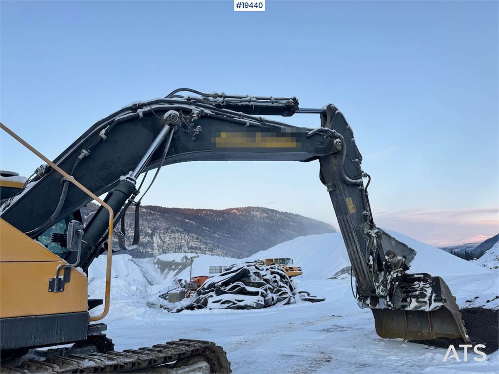 Volvo EC380EL Tracked excavator w/ GPS and Excavator buc