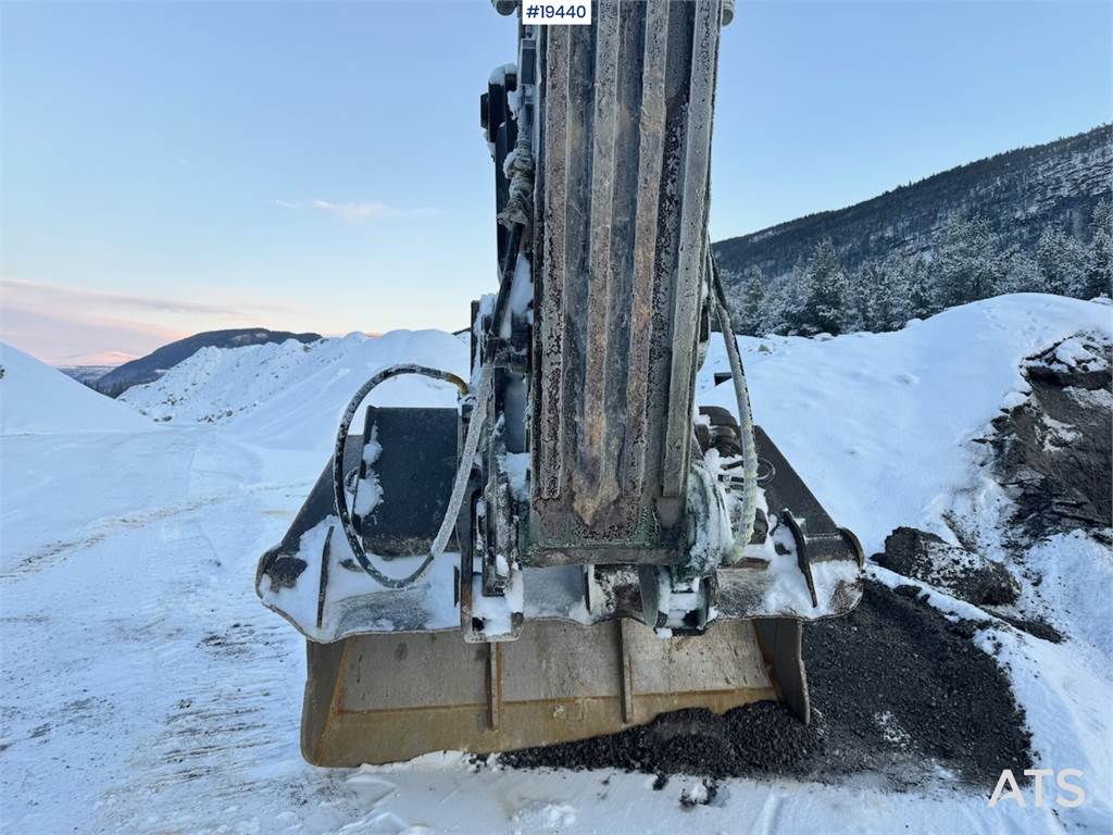 Volvo EC380EL Tracked excavator w/ GPS and Excavator buc