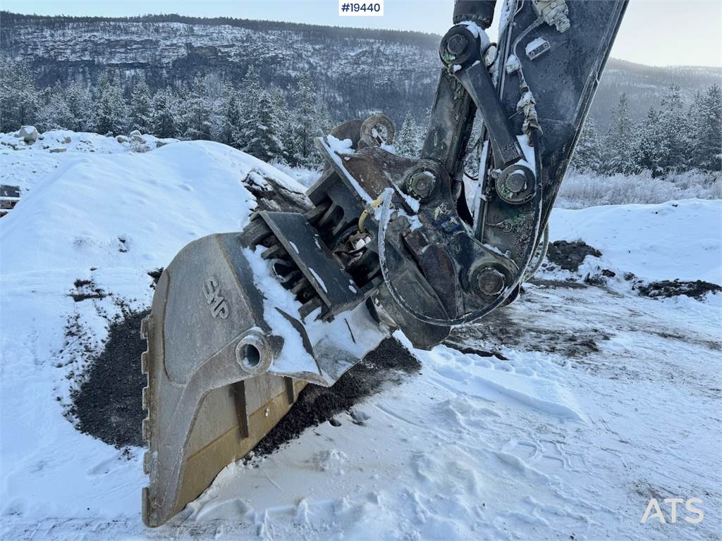 Volvo EC380EL Tracked excavator w/ GPS and Excavator buc