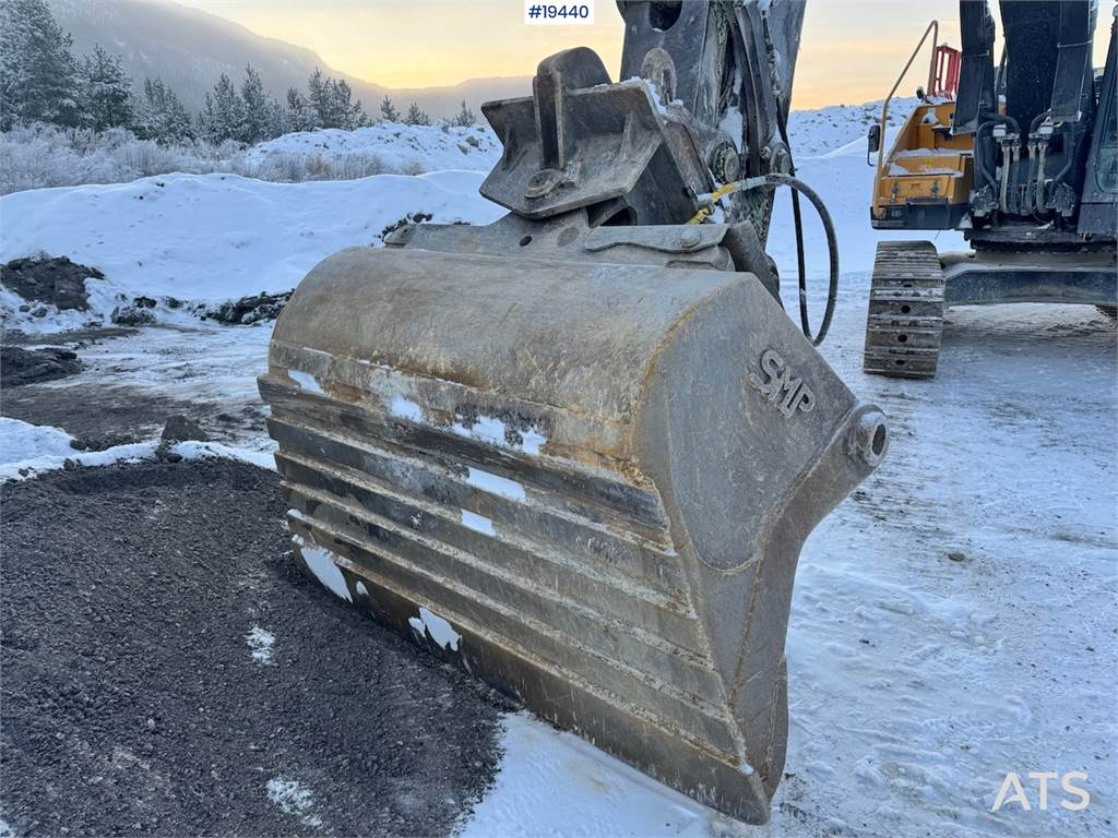 Volvo EC380EL Tracked excavator w/ GPS and Excavator buc