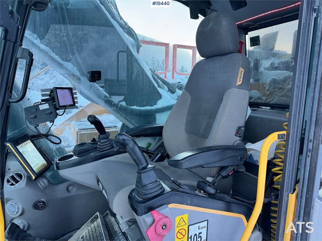 Volvo EC380EL Tracked excavator w/ GPS and Excavator buc