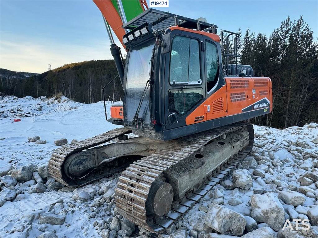 Doosan DX300LC-7 Crawler excavator w/ 2 grapples, 2 chewe