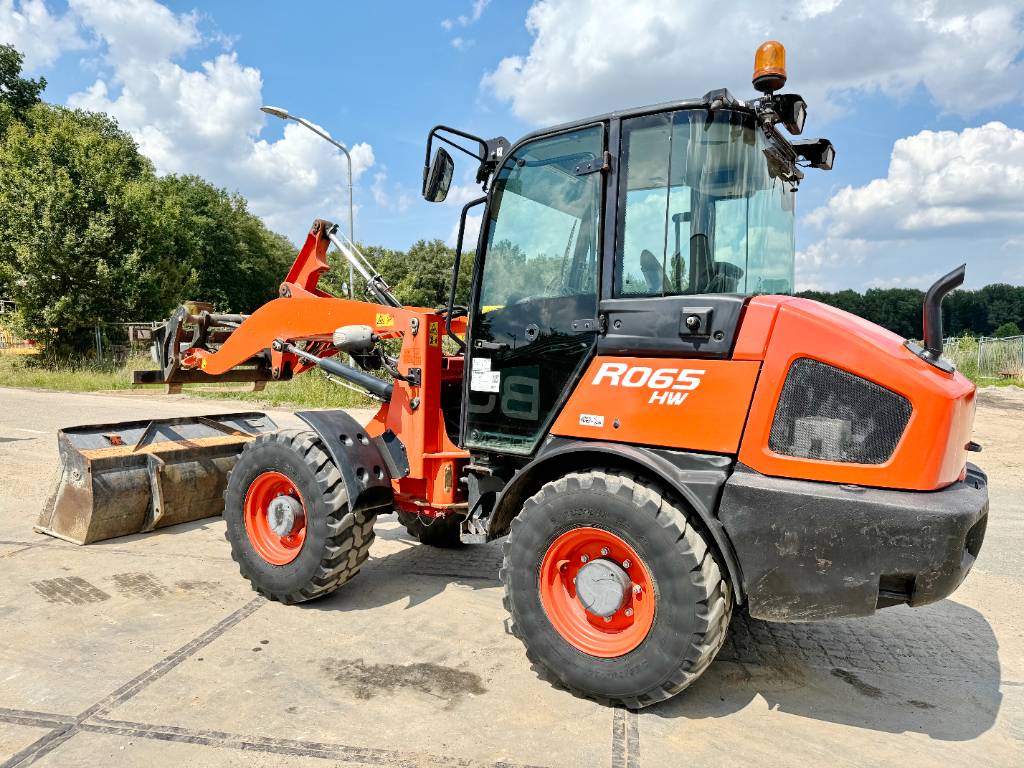 Kubota R065 - Bucket + Forks / 2235 Hours