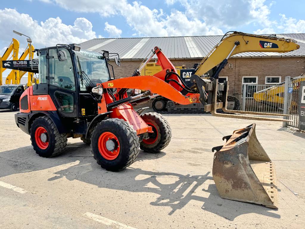 Kubota R065 - Bucket + Forks / 2235 Hours