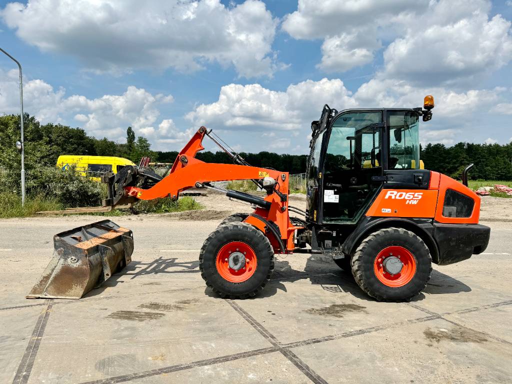 Kubota R065 - Bucket + Forks / 2235 Hours