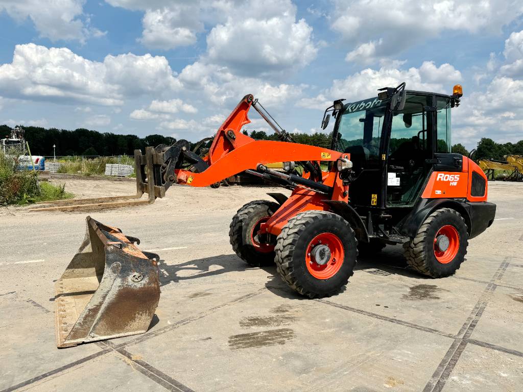 Kubota R065 - Bucket + Forks / 2235 Hours