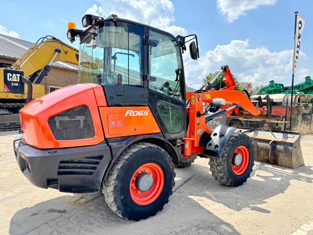 Kubota R065 - Bucket + Forks / 2235 Hours