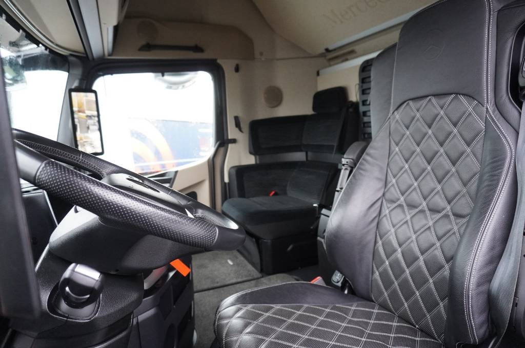 Mercedes-Benz Actros L 2853 BDF cab Gigaspace Lounge chair / 6x2