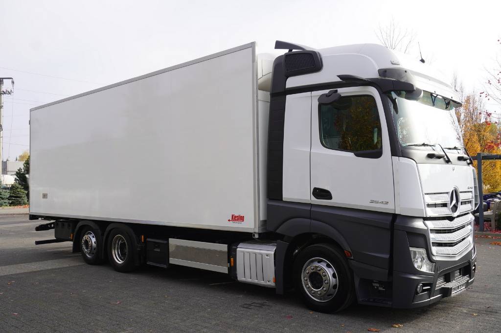 Mercedes-Benz Actros 2542 MP5 6x2 E6 / Kiesling refrigerated tru