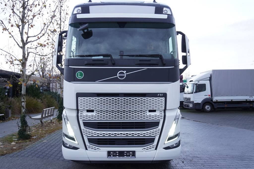 Volvo FH 500 6x2 tractor plus brand-new Käsbohrer 3-axle