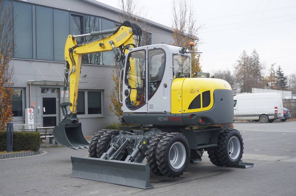 Wacker Neuson EW100 wheeled excavator / only 3800 mth