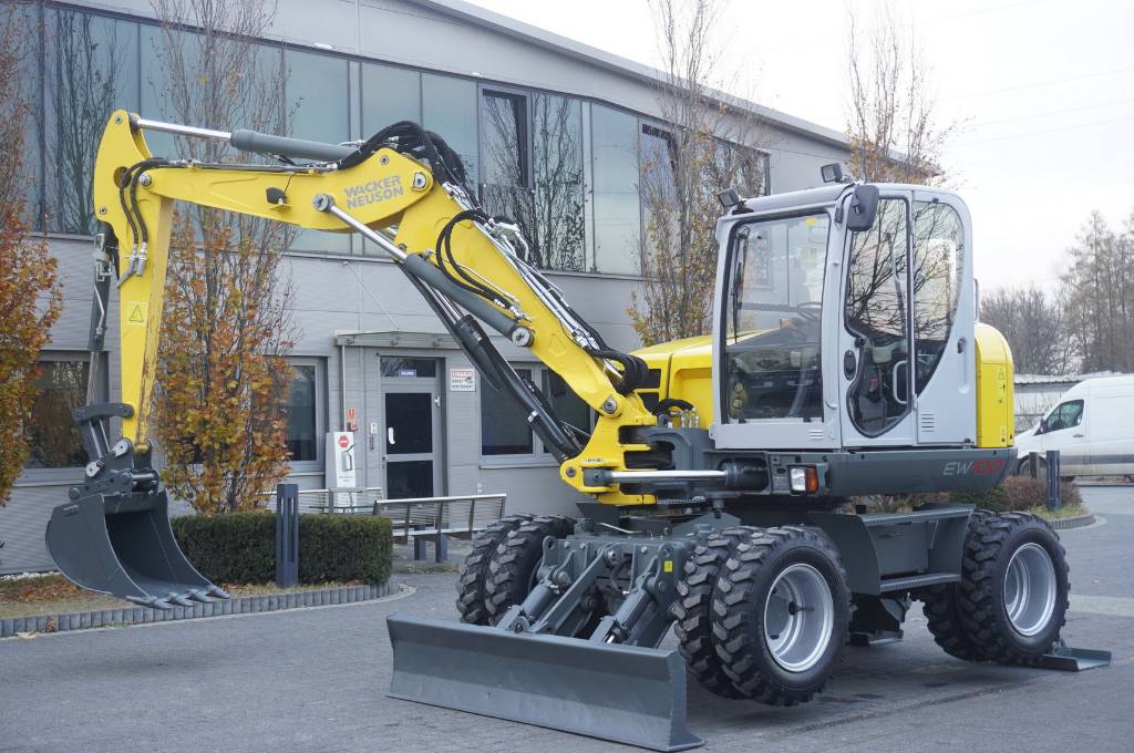 Wacker Neuson EW100 wheeled excavator / only 3800 mth