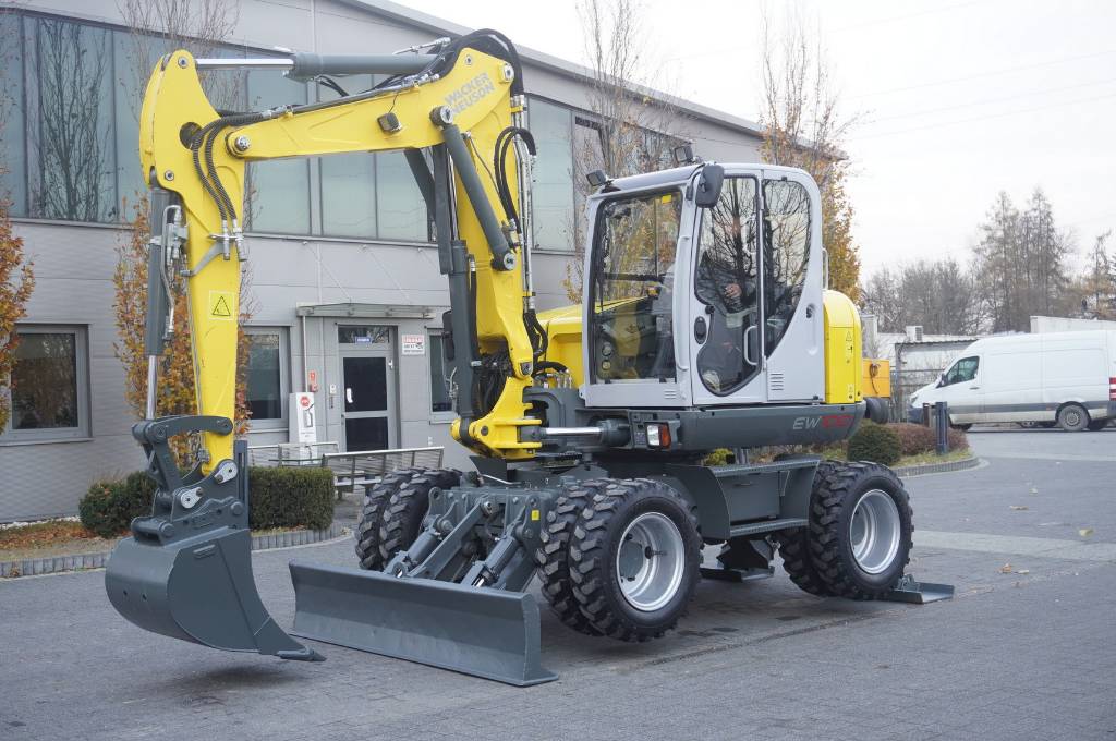 Wacker Neuson EW100 wheeled excavator / only 3800 mth