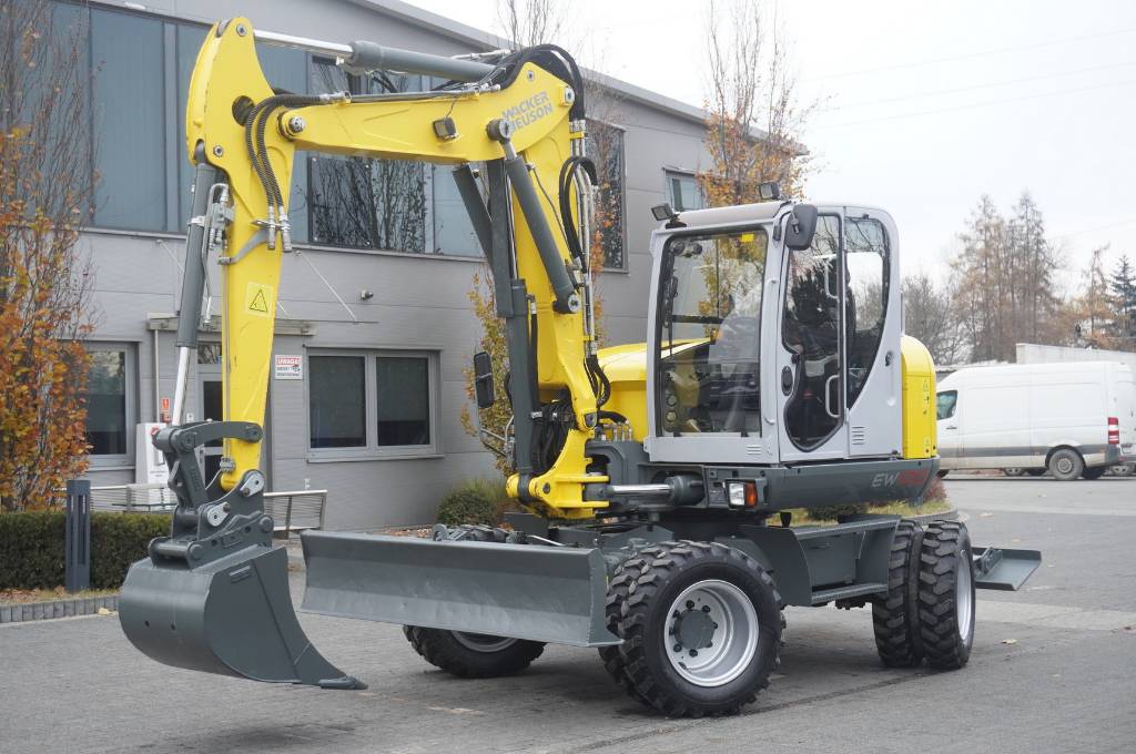 Wacker Neuson EW100 wheeled excavator / only 3800 mth