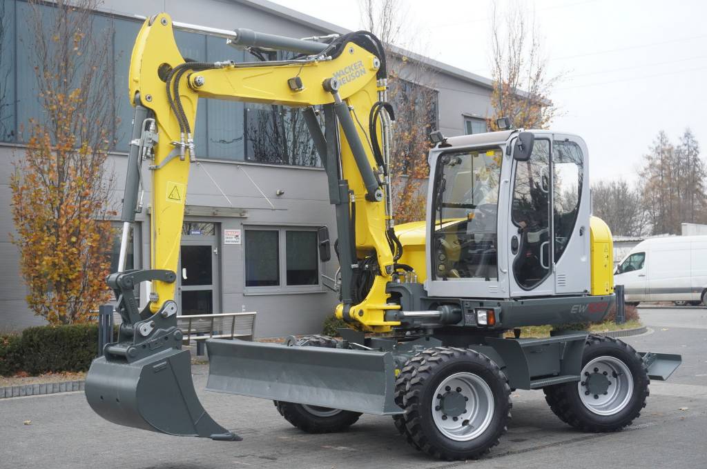 Wacker Neuson EW100 wheeled excavator / only 3800 mth