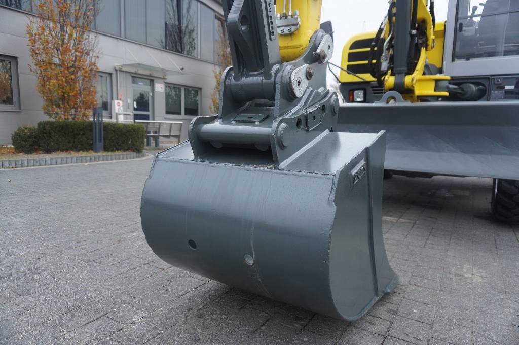 Wacker Neuson EW100 wheeled excavator / only 3800 mth