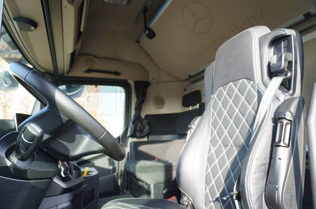 Mercedes-Benz Actros L 2853 BDF cab Gigaspace Lounge chair / 6x2