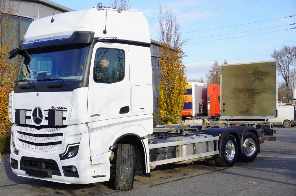 Mercedes-Benz Actros L 2853 BDF cab Gigaspace Lounge chair / 6x2