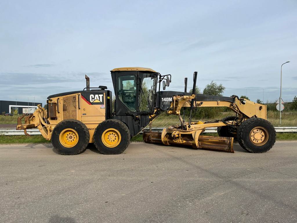 CAT 140M AWD