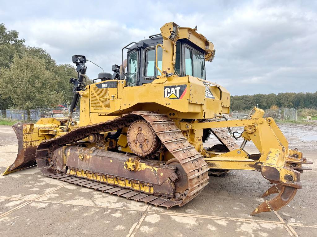 CAT D6T - Ripper / 6-way blade