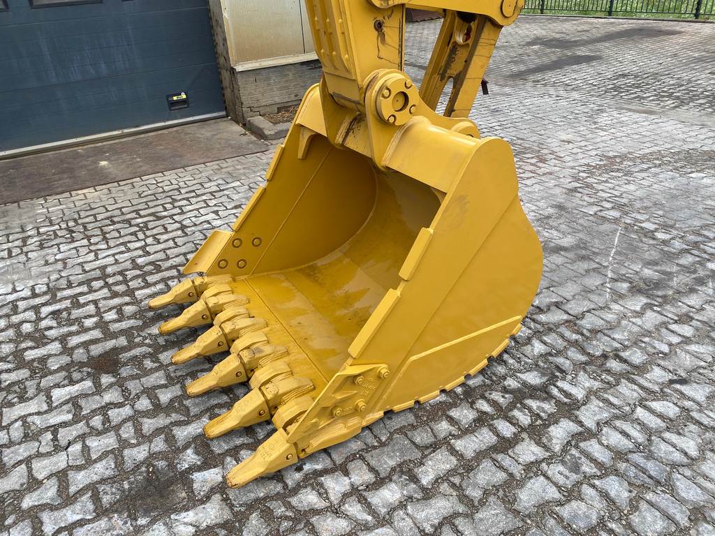 CAT 323D3