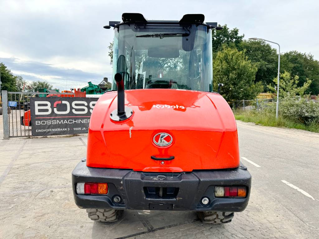 Kubota R065 - Bucket + Forks / 2542 Hours