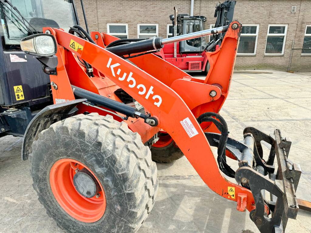 Kubota R065 - Bucket + Forks / 2542 Hours