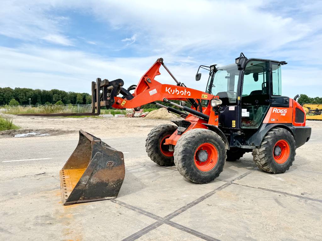 Kubota R065 - Bucket + Forks / 2542 Hours