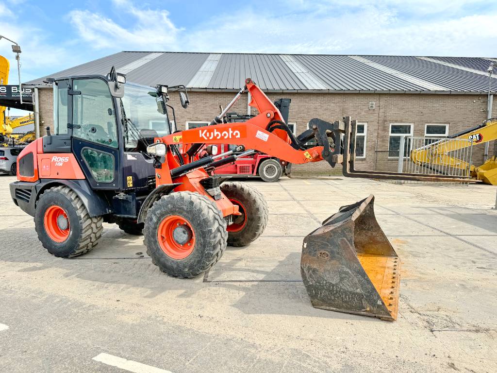 Kubota R065 - Bucket + Forks / 2542 Hours