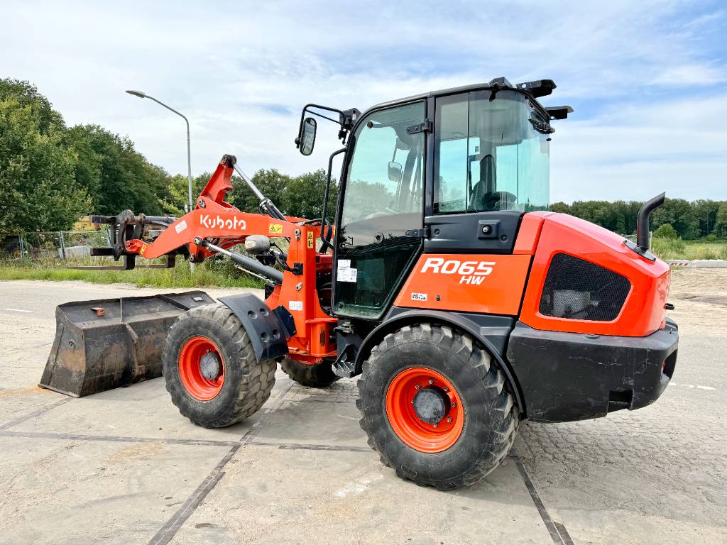 Kubota R065 - Bucket + Forks / 2542 Hours