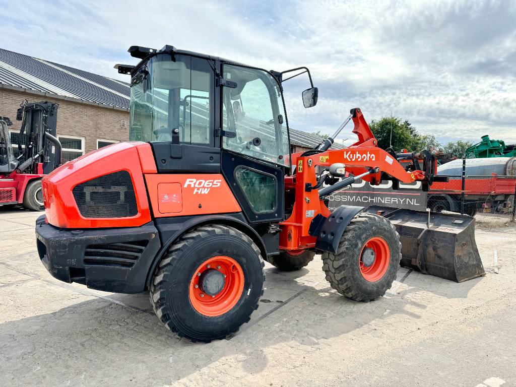 Kubota R065 - Bucket + Forks / 2542 Hours