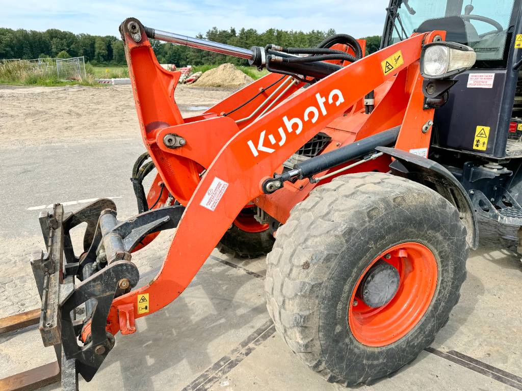 Kubota R065 - Bucket + Forks / 2542 Hours