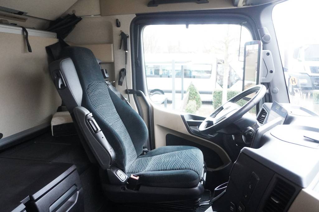 Mercedes-Benz Actros 1843 / BDF Lowdeck / 2021 / 69,000 km!