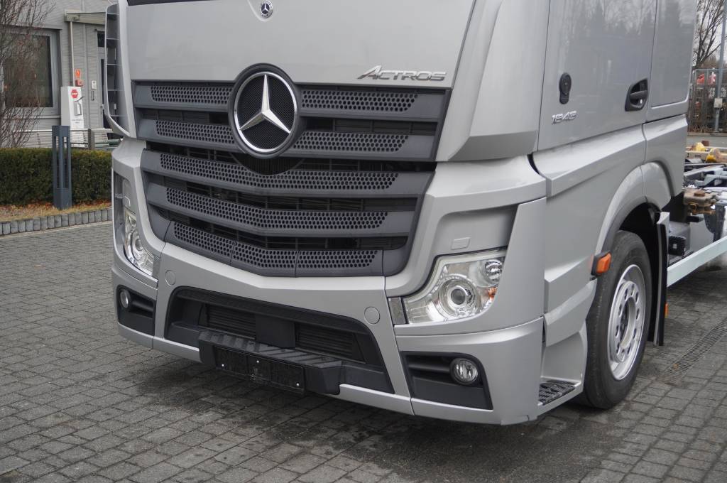 Mercedes-Benz Actros 1843 / BDF Lowdeck / 2021 / 69,000 km!