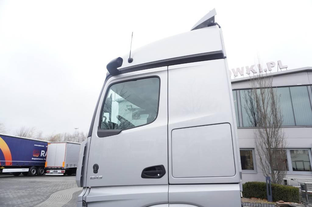 Mercedes-Benz Actros 1843 / BDF Lowdeck / 2021 / 69,000 km!