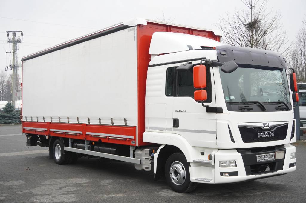 MAN TGL 12.250 curtainsider / sleeper cab / lift DHOLL