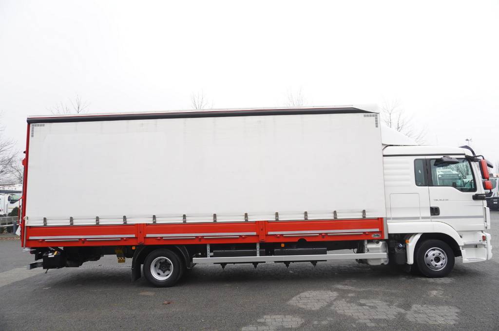 MAN TGL 12.250 curtainsider / sleeper cab / lift DHOLL