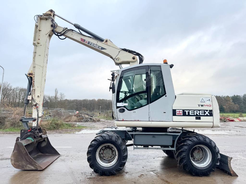 Terex TW140 - Quick Coupler / Hammer Lines