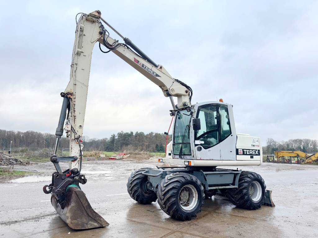 Terex TW140 - Quick Coupler / Hammer Lines