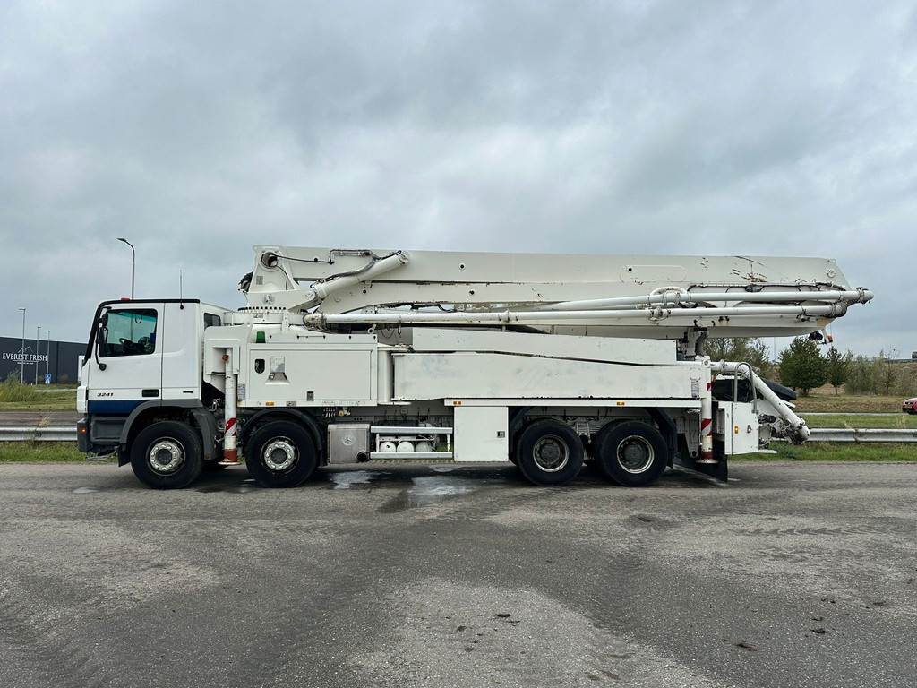 Mercedes-Benz Actros 3241 8x4/4 with Putzmeister BSF42-4 16 42m