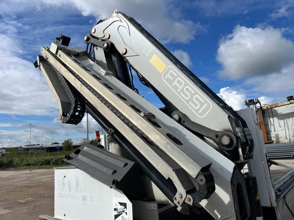 Renault Premium Lander 380.19 4x2 with Fassi F165