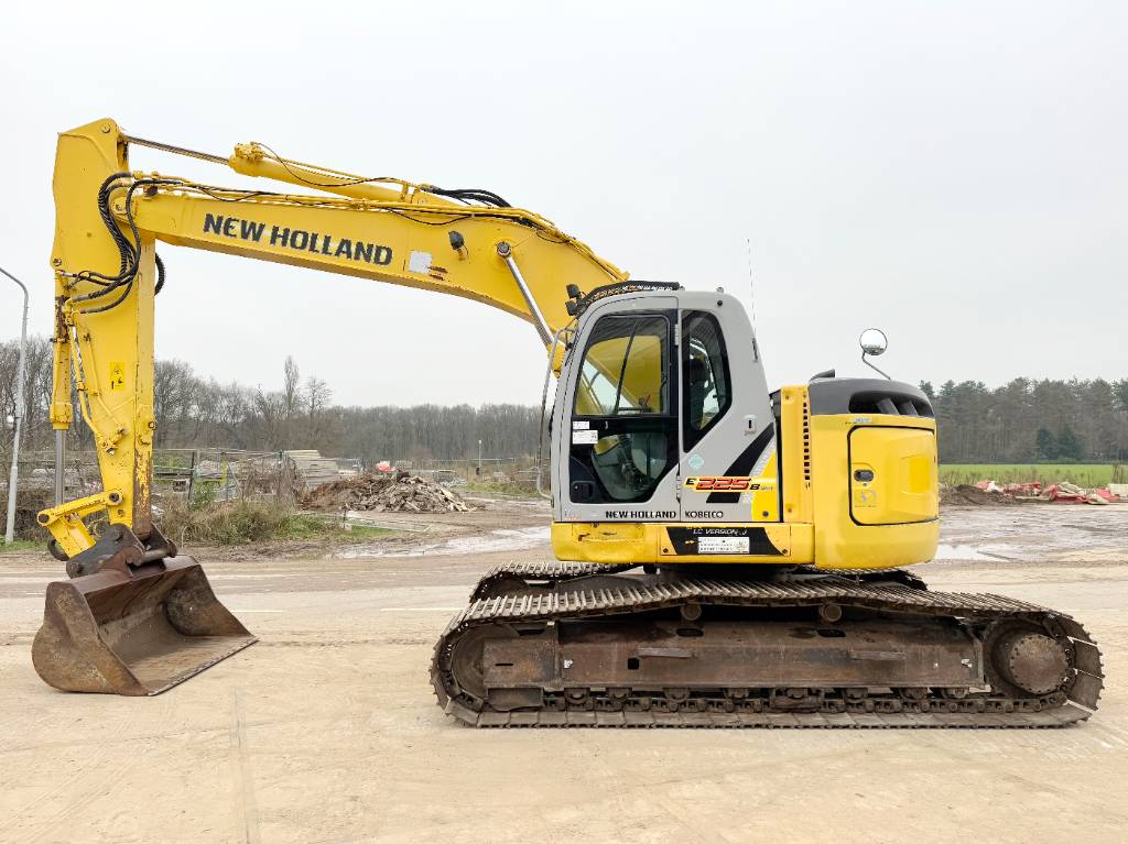 New Holland Kobelco E225BSR LC - Quick Coupler / Hammer Lines